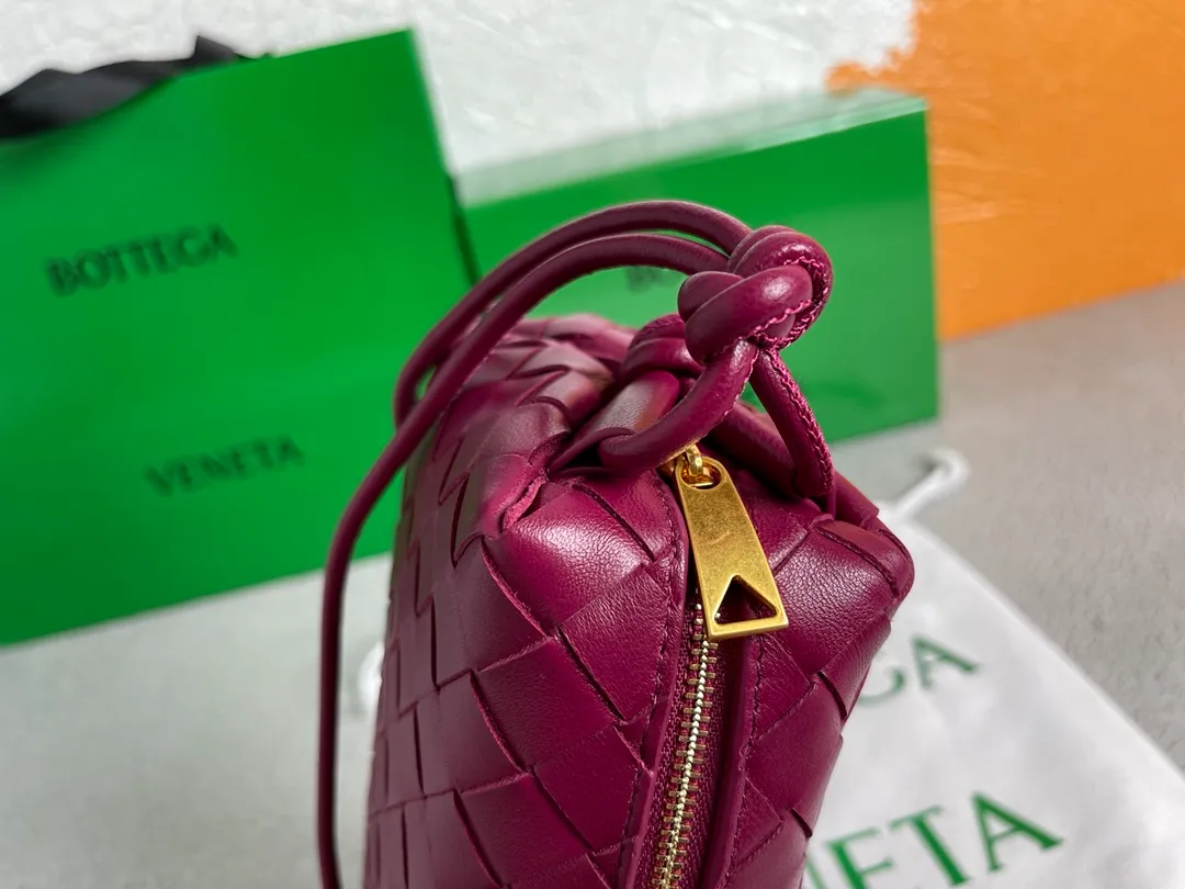 Batch 1160 BOTTEGA VENETA/Bottega 2021 new women's POUCH crossbody bag clutch, lntfecciato woven leather crossbody mini handbag, single internal open pocket, zipper closure, computer embroidered leather shoulder strap can be adjusted in length, model: 9896 Color: cinnabar red Origin: Italy Size: 17*12*8